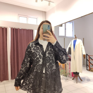 ÇİÇEK DETAYLI TRANSPARAN GÖMLEK